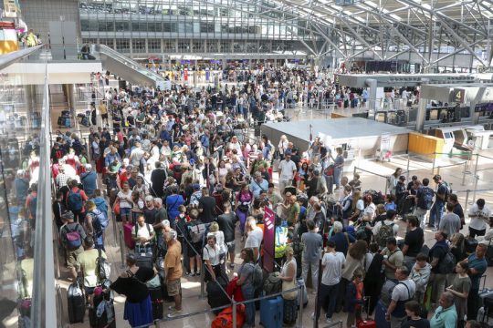 Συνωστισμό στις αναχωρήσεις του αεροδρομίου Φιουμιτσίνο της Ρώμης προκάλεσαν οι καθυστερήσεις και οι ακυρώσεις πτήσεων εξαιτίας της παγκόσμιας διακοπής στο διαδίκτυο